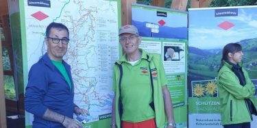 Cem Özedemir besucht den Stand des Schwarzwaldvereins; Willi Seid (Mitte) und Ulrike Becker (rechts)