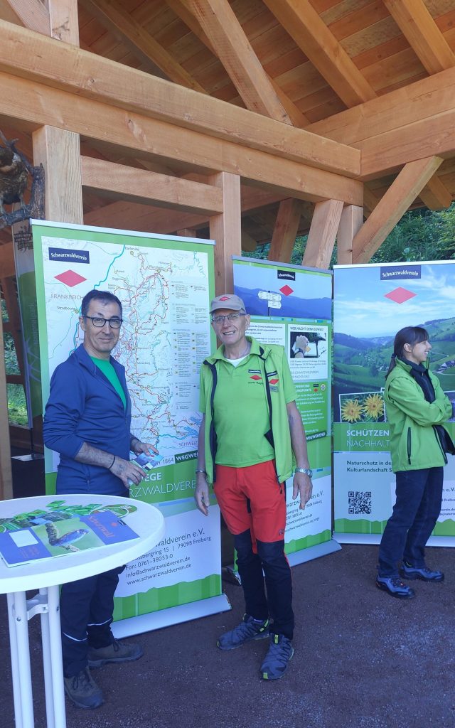 Cem Özedemir besucht den Stand des Schwarzwaldvereins; Willi Seid (Mitte) und Ulrike Becker (rechts)