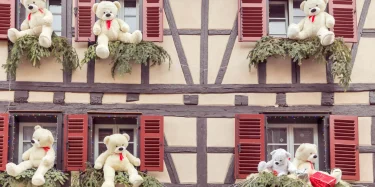 Noel_colmar_decorations_grand_rue_photo_AdobeStock_pillerss-9252d8bb